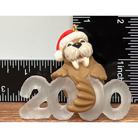 2000 HALLMARK KEEPSAKE ORNAMENT QX6764 COOL DECADE WALRUS BY TAMMY HADDIX - Picture 5 of 8